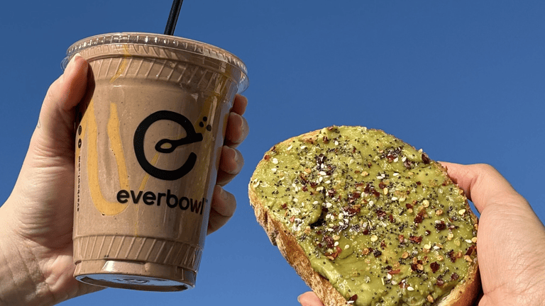 Toast Trend Takes Center Stage: Everbowl Fuels 2025 with Free Toast Promotion Image of Everbowl Smoothie and Avocado Toast