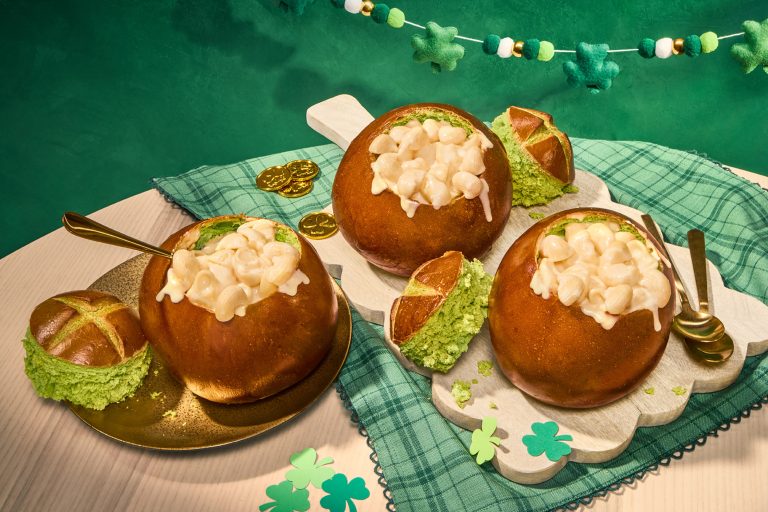 Image of bread bowl with mac and cheese on a St. Patricks days place setting