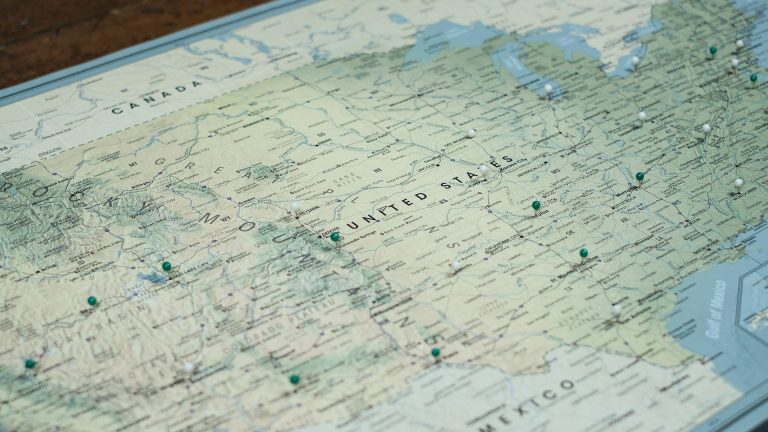 A Look at Franchise Sales Organizations (FSOs) 2026: Emerging Brands Leaning on Growth Partners United States map with green and white pushpins marking franchise territories